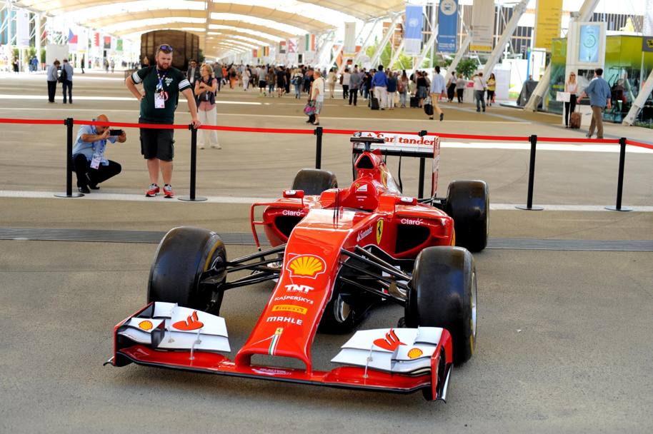 Un modello di Ferrari F14 T in mostra sul Decumano di Expo 2015, (ANSA)